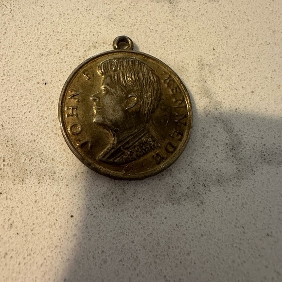 Vintage John F Kennedy JFK Silver Tone Famous Speech Medallion Pendant - Picture 6 of 6